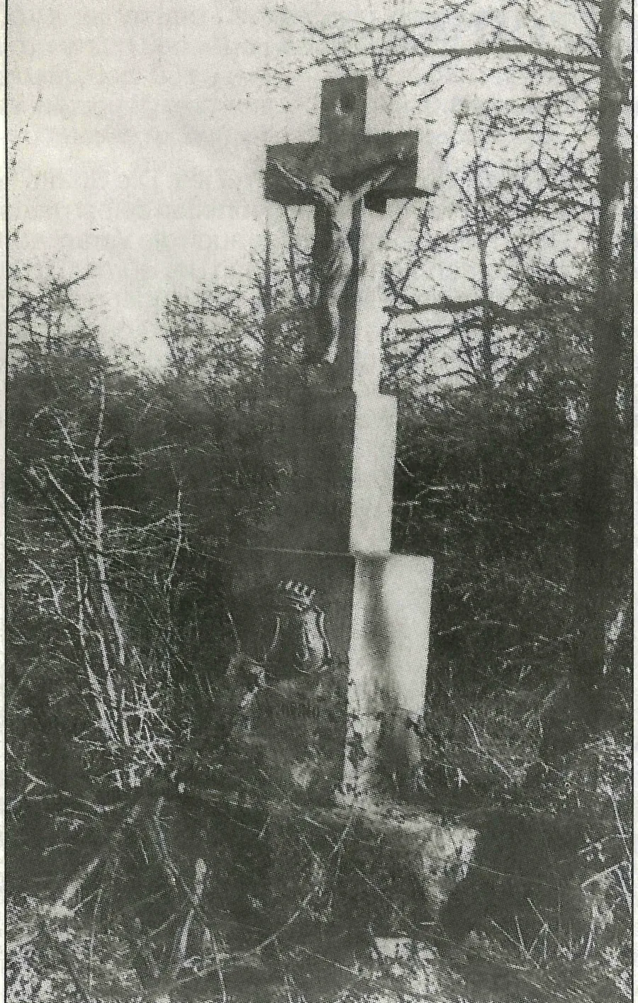 Schwarzweißaufnahme des Kreuzes an seinem alten Standort, ringsum kahles Gehölz und Gestrüpp